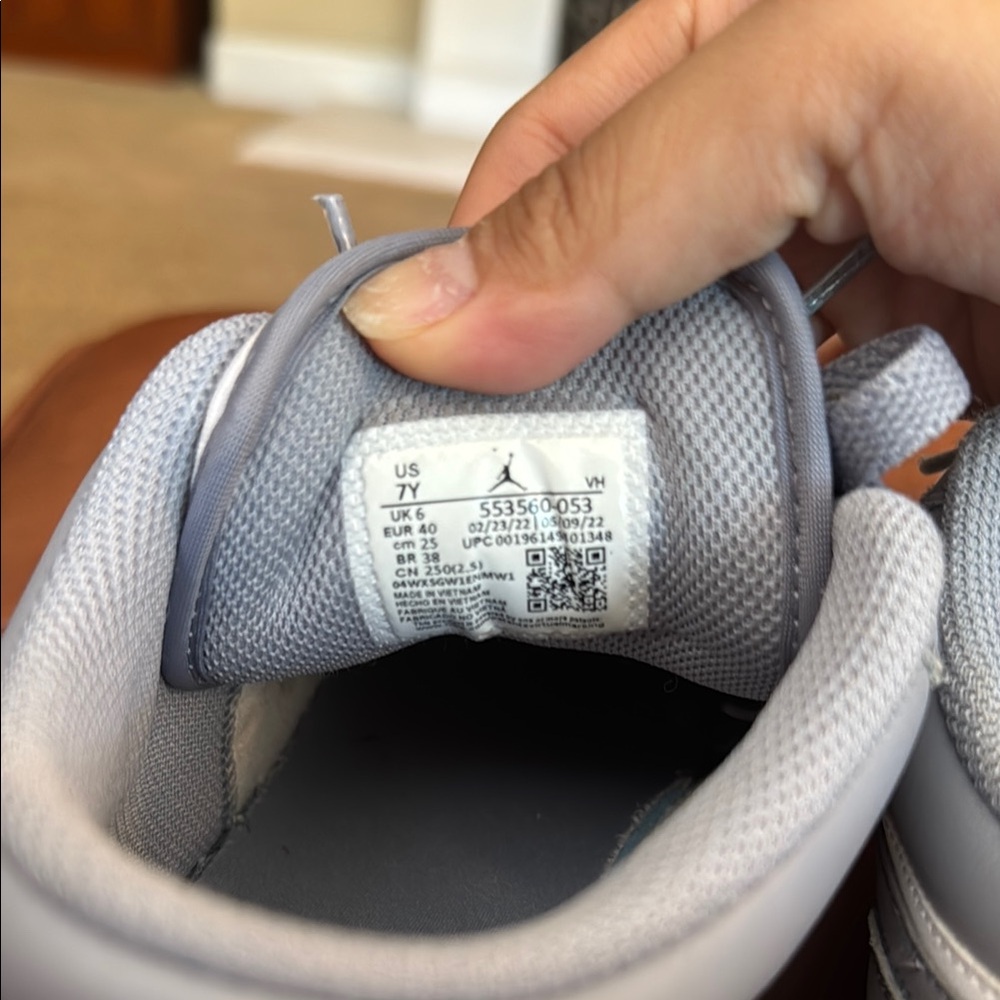 Nike Gray and White Low-Top Sneakers - Picture 8 of 10